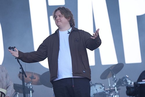 Bei Lewis Capaldi ging 2023 nichts mehr - jetzt ist er wieder da. - © Yui Mok/PA Wire/dpa