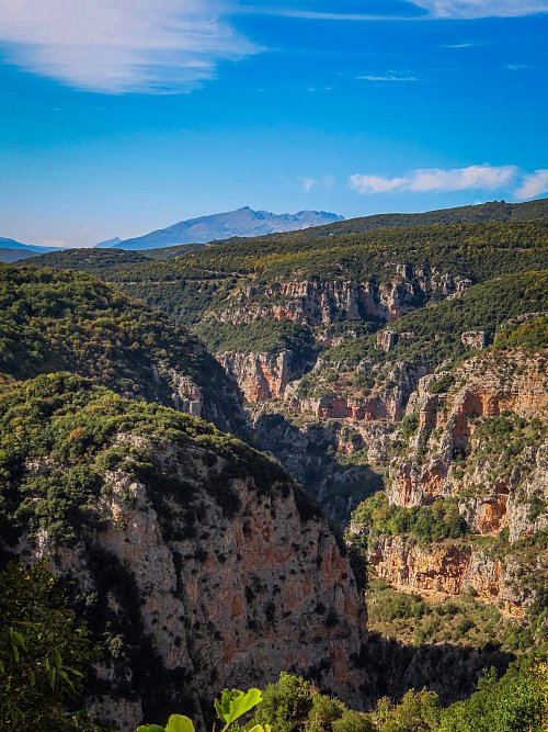 Wer einmal durch die Vikos-Schlucht laufen möchte, muss sechs bis acht Stunden einplanen. - © Luisa Heyer/dpa-tmn