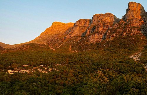 Die Astraka-Türme - mit bis zu knapp 2.500 Metern sind es die höchsten Formationen des Tymfi-Bergmassivs. Links das Dorf Mikro Papingo. - © Luisa Heyer/dpa-tmn