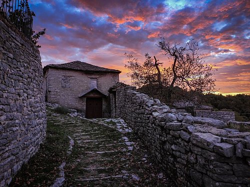 Morgenstimmung: Sonnenaufgang über Monodendri. - © Linda Heyer/dpa-tmn