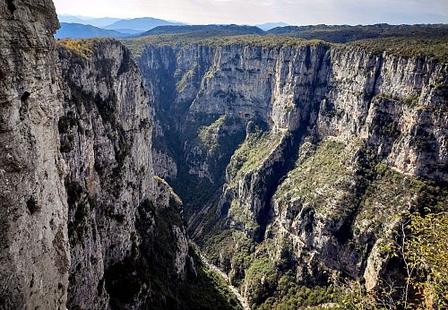 Fantastischer Ausblick von oben: Zwischenstopp am Beloi-Aussichtspunkt. - © Linda Heyer/dpa-tmn