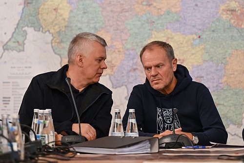 Polens Regierungschef Donald Tusk (rechts) nahm erneut an einer Krisensitzung teil. - © Maciej Kulczynski/PAP/dpa