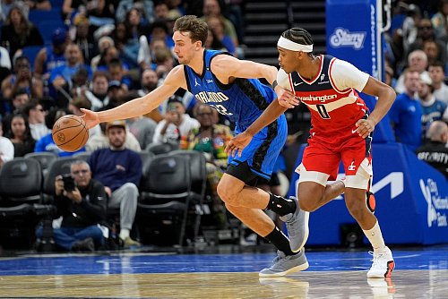 Franz Wagner (l) glänzte erneut als Topscorer für die Orlando Magic. - © John Raoux/AP/dpa