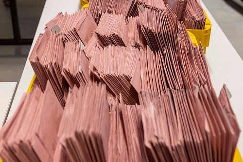An einem Wahlabend müssen viele Briefwahlunterlagen durchgesehen werden. (Archivbild) - © Helmut Fricke/dpa