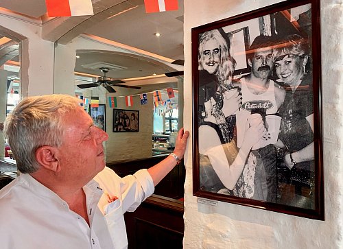 Erinnerung an den prominenten Stammgast: Dietmar Holzapfel, einer der Inhaber der «Deutsche Eiche», zeigt ein Bild von Mercury im Restaurant. - © Wolfgang Stelljes/dpa-tmn