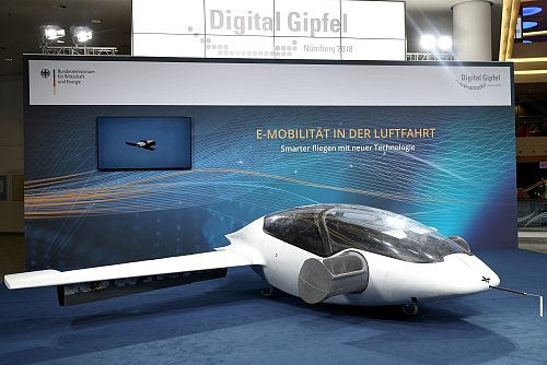 Der kleine Elektroflieger bekommt eine neue Chance (Archivbild) - © Daniel Karmann/dpa