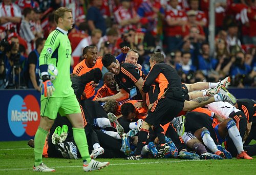 Manuel Neuer (l) nach dem entscheidenden Elfmeter, im Hintergrund jubeln die Chelsea-Profis. - © picture alliance / dpa