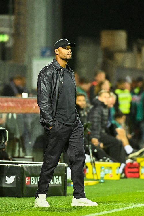Vincent Kompany, hier beim 6:1 in Kiel, steht vor seinem Champions-League-Debüt als Trainer. - © Gregor Fischer/dpa