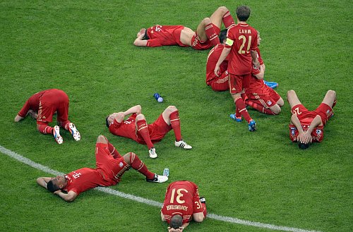 Die Bayern-Profis am Boden: Szene nach dem verlorenen Finale 2012. - © picture alliance / dpa
