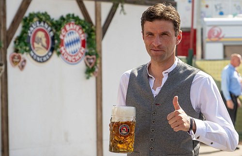 Mehr Bayern geht praktisch nicht: Thomas Müller. - © Stefan Puchner/dpa