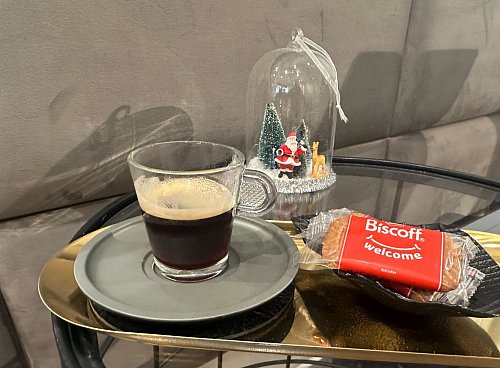 Ein Espresso und ein Karamellkeks dazu. So wird das serviert - hier in einem Berliner Friseursalon. (Archivbild) - © Gregor Tholl/dpa