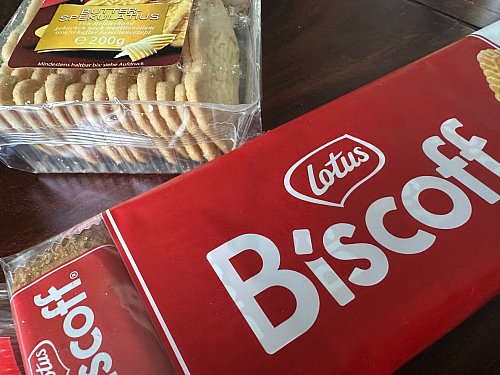 Eine Packung Karamellkekse und eine Packung Spekulatius. Was ist der Unterschied? Das ist hier die Frage. (Archivbild) - © Gregor Tholl/dpa