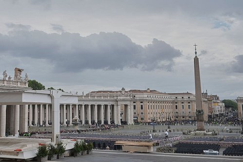 Auf dem Petersplatz laufen die Vorbereitungen für das Trauer-Requiem. - © Alessandra Tarantino/AP/dpa