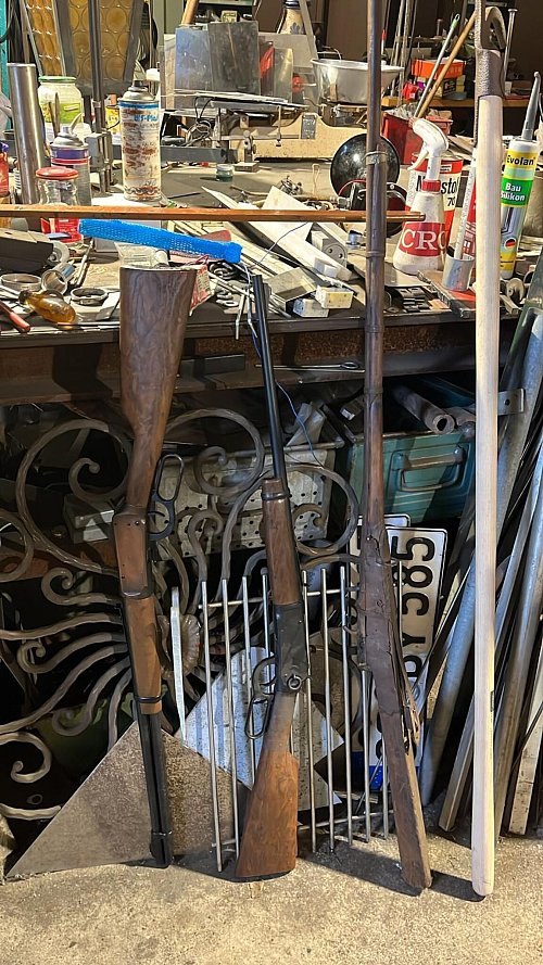 Es wurden auch Schusswaffen in Solingen sichergestellt. - © Polizei Wuppertal/dpa