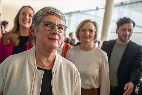 Grünen-Fraktionschefin Haßelmann und ihre Kolleginnen und Kollegen sind genervt vom Vorgehen von CDU-Chef Friedrich Merz. - © Michael Kappeler/dpa