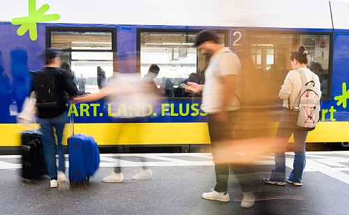 Fahrgäste stehen am Hauptbahnhof Hannover. - © Julian Stratenschulte/dpa