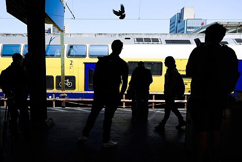 Fahrgäste stehen am Hauptbahnhof Hannover. - © Julian Stratenschulte/dpa