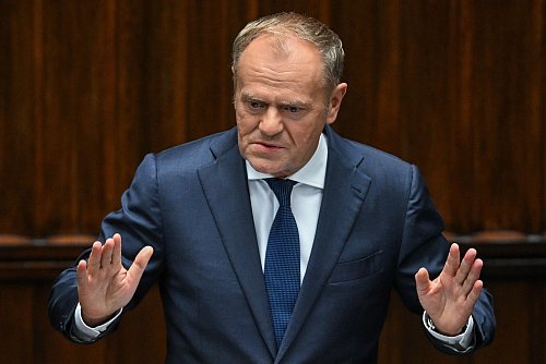 Polens Regierungschef Donald Tusk informiert im Parlament über die Verletzung des polnischen Luftraums. - © Radek Pietruszka/PAP/dpa