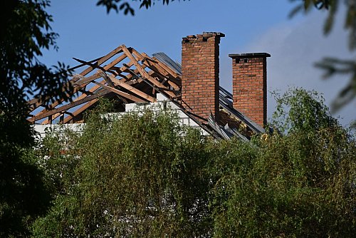Eine Drohne hat das Dach eines Wohngebäudes in Wyryki in Ostpolen zerstört. - © Wojtek Jargilo/PAP/dpa