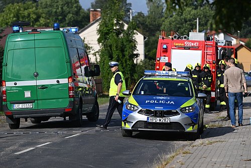 Rettungskräfte sind am Ort eines Drohneneinschlags in Wyryki in Ostpolen im Einatz. - © Wojtek Jargilo/PAP/dpa