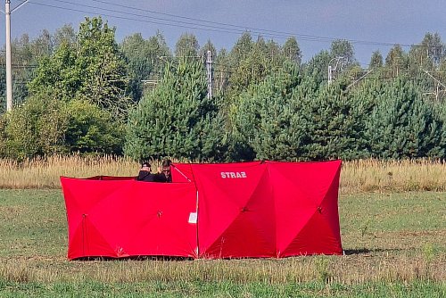 Feuerwehrleute sichern Teile einer abgeschossenen Drohne auf einem Gelände in Czosnowka bei Biala Podlaska. - © Piotr Pyrkosz/AP/dpa