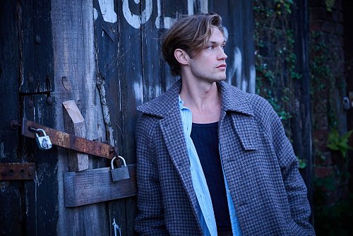 Damian Hardung mag die glamouröse Filmwelt und die nüchterne Wissenschaft. - © Annette Riedl/dpa