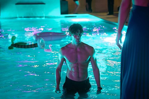 Damian Hardung ist in Serien immer mal wieder mit nacktem Oberkörper zu sehen. - © Amazon Prime Video/Gordon Muehle/dpa