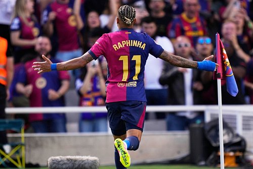 Traf zweimal für Barça: Raphinha - © Jose Breton/AP/dpa