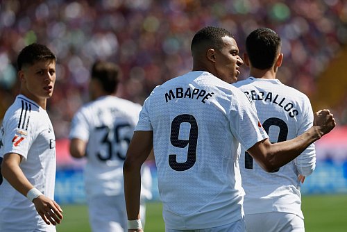 Ein Dreierpack von Kylian Mbappé war zu wenig für Real. - © Joan Monfort/AP/dpa