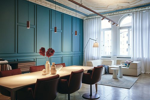 Pendelleuchten, die in einer Reihe befestigt sind, betonen visuell die Länge des Esstisches. - © Peter Fehrentz/licht.de/Artemide/dpa-tmn