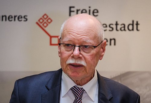 Bremens Innensenator Ulrich Mäurer (SPD) schlägt einen Punktabzug für Vereine vor, wenn deren Fans im Stadion Pyrotechnik abbrennen. - © Focke Strangmann/dpa
