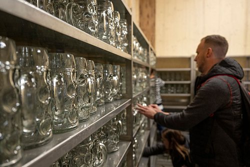 Millionen Liter Bier werden alljährlich auf dem Fest getrunken. - © Lennart Preiss/dpa