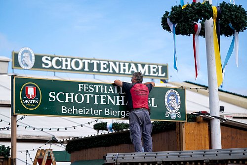 Im Schottenhamel zapft der Oberbürgermeister am Samstag das erste Fass an. - © Lennart Preiss/dpa