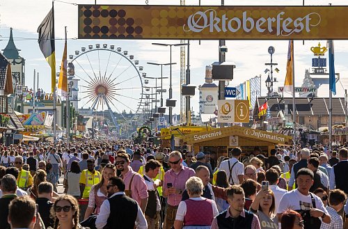 Die Wiesn 2023 lockte die rekordverdächtige Zahl von 7,2 Millionen Gästen an. (Archivfoto) - © Peter Kneffel/dpa