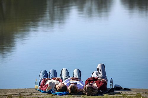 Die Ufer von Flüssen und Seen waren gut besucht. - © Christoph Reichwein/dpa