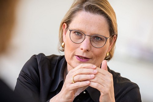 Bundesjustizministerin Stefanie Hubig (SPD) will härtere Strafen für Vergewaltiger, die ihren Opfern K.-o.-Tropfen verabreicht haben. (Archivbild) - © Michael Kappeler/dpa