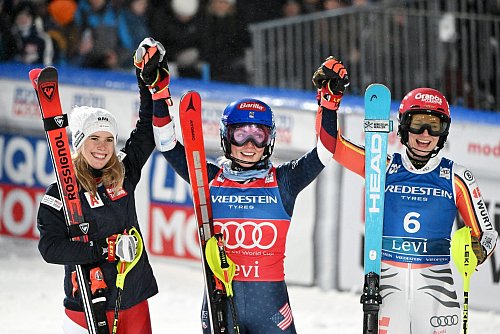 Siegerin Mikaela Shiffrin (Mitte), Katharina Liensberger (links) und Lena Dürr auf Platz drei (rechts) jubeln in Levi. - © Jussi Nukari/Lehtikuva/dpa