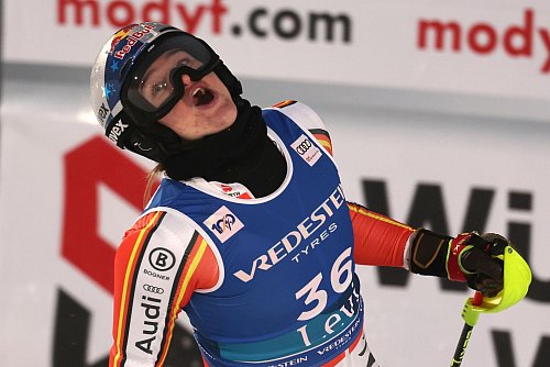 Emma Aicher jubelt über ihren famosen zweiten Lauf in Levi. - © Marco Trovati/AP/dpa