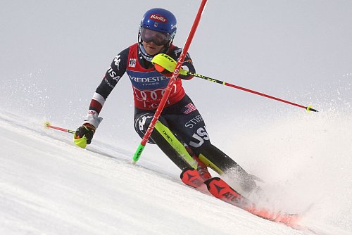An US-Star Mikaela Shiffrin war mal wieder kein Rankommen. - © Marco Trovati/AP/dpa