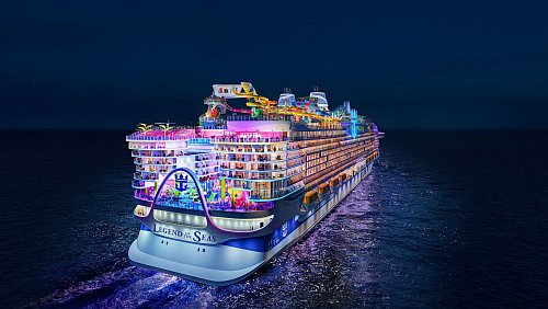 Mit 365 Metern Länge gehört die «Legend of the Seas» zu den längsten Kreuzfahrtschiffen, die auf den Weltmeeren unterwegs sind. - © Royal Caribbean International/dpa-tmn