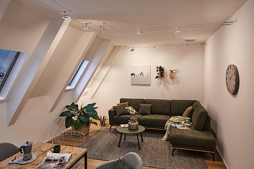 Frage der richtigen Beleuchtung: Seilsysteme lassen sich auch um die Ecke montieren. - © Paulmann/licht.de/dpa-tmn