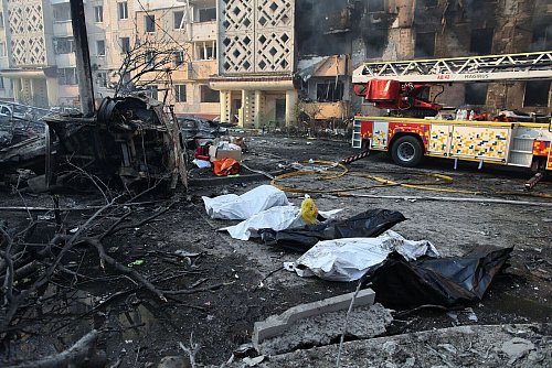 Der Krieg in der Ukraine hat bereits Hunderttausende Opfer gefordert - US-Präsident Donald Trump will ihn beenden. Um jeden Preis? (Archivbild) - © Vlad Kravchuk/AP/dpa