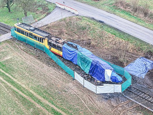 Die Stadtbahn soll in Einzelteilen abtransportiert werden. - © Jason Tschepljakow/dpa