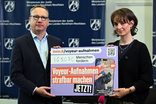 Die Kölnerin Yanni Gentsch übergab im August NRW-Justizminister Benjamin Limbach (Grüne) ihre Petition «Voyeur-Aufnahmen strafbar machen». (Archivbild) - © Federico Gambarini/dpa