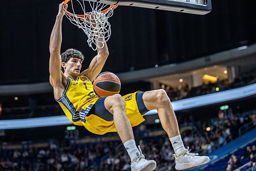 Albas Gabriele Procida beim Dunking. - © Andreas Gora/dpa