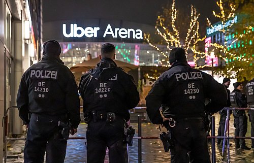 Über 1500 Polizeibeamte waren rund um das Spiel im Einsatz. - © Andreas Gora/dpa