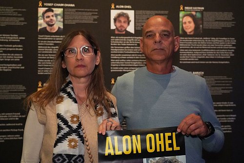 Es ist das erste Mal, dass sich die Eltern von Alon Ohel die Ausstellung ansehen. - © Manuel Genolet/dpa