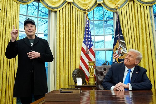 Der Milliardär Musk gehörte in den ersten 100 Tagen der zweiten Trump-Amtszeit zu den engsten Beratern des Präsidenten. (Archivbild) - © Alex Brandon/AP/dpa
