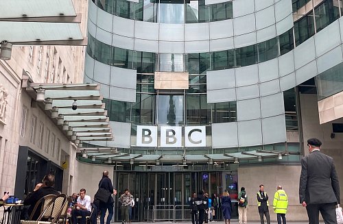 Die BBC bedauert, nach anti-israelischen Äußerungen beim Glastonbury-Festival die Übertragung nicht abgebrochen zu haben. (Archivfoto) - © Christoph Meyer/dpa