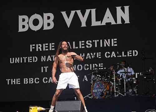 Ein Mitglied der Gruppe Bob Vylan rief das Publikum in Glastonbury dazu auf «Death, death to the IDF» (Tod dem israelischen Militär) zu skandieren. - © Yui Mok/PA Wire/dpa